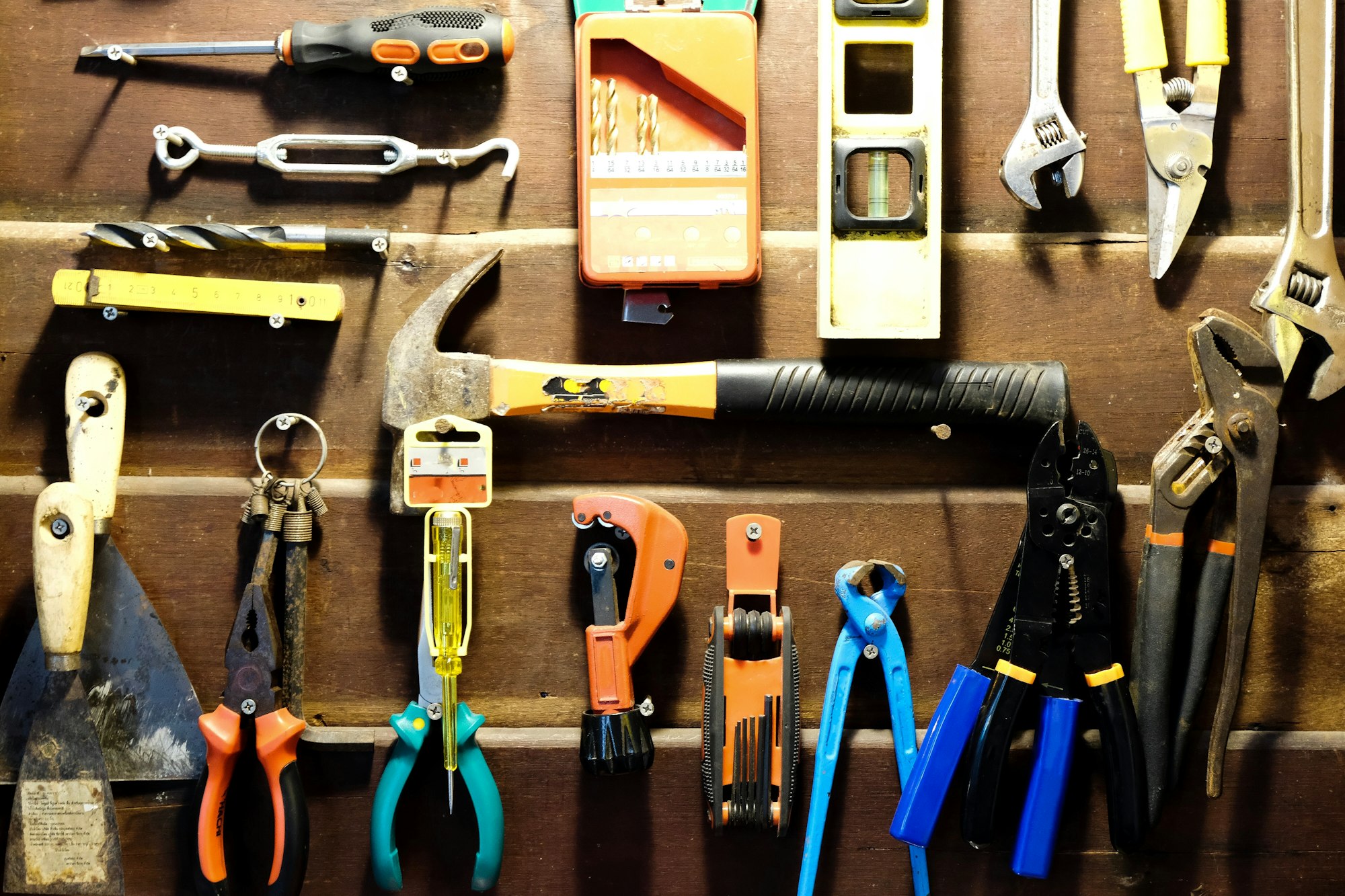 Tool for maintenance in a workshop